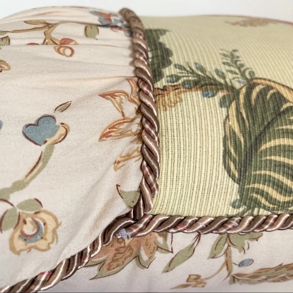 Floral cushion rope trim